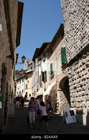 Visualizza in basso via roma, la strada principale di radda in chianti toscana italia Europa Foto Stock