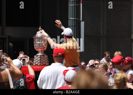 Dallas Drake con il Clarence Campbell recipiente durante il 2008 Stanley Cup vittoria sfilata per le ali rosse di Detroit su Woodward. Foto Stock