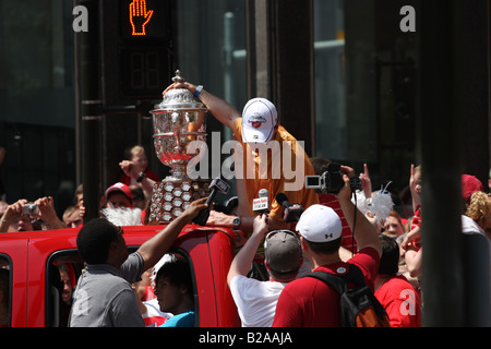 Dallas Drake con il Clarence Campbell recipiente durante il 2008 Stanley Cup vittoria sfilata per le ali rosse di Detroit su Woodward. Foto Stock