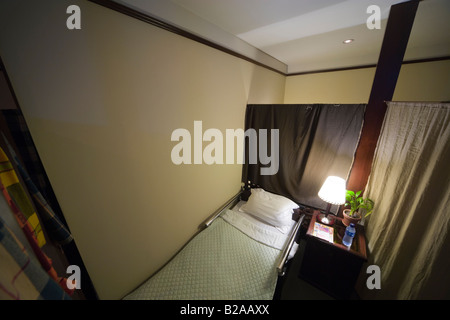 Semi-sala privata per dormire nel terminal dell'Aeroporto Internazionale di Hong Kong. Foto Stock