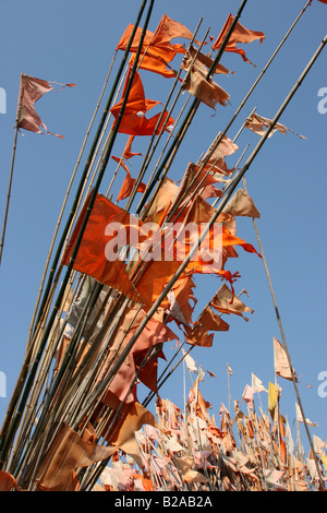 Bandiere di preghiera in un tempio vicino Kudal Maharashtra India Foto Stock