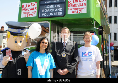 Il reclutamento di volontari per le associazioni di beneficenza sulla strada a Kingston London REGNO UNITO Foto Stock