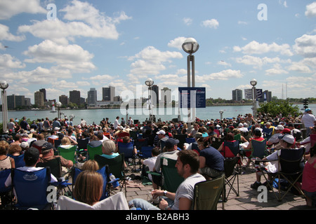 Una folla di persone raccolte lungo il Fiume Detroit vicino a Hart Plaza per il 2008 Red Bull Air Race World Series. Foto Stock