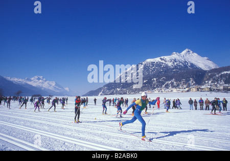 Gli sciatori a sci di fondo maratona vicino a Silvaplana Grigioni Svizzera Foto Stock