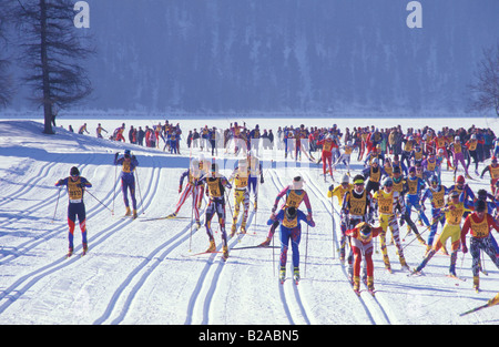 Gli sciatori a sci di fondo maratona vicino a Silvaplana Grigioni Svizzera Foto Stock