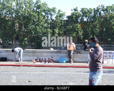 Gli immigrati che vendono merci in strada di roma italia Foto Stock