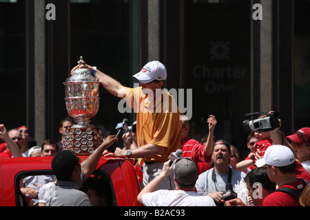 Dallas Drake con il Clarence Campbell recipiente durante il 2008 Stanley Cup vittoria sfilata per le ali rosse di Detroit su Woodward. Foto Stock