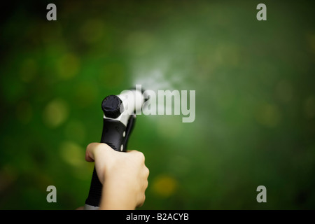 Sei anni di spray biy prato con tubo flessibile e ottone spraygun razza mista di etnia indiana e caucasico Foto Stock