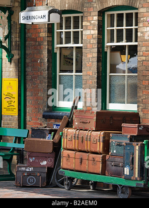 Piattaforma e valigie in attesa SOTTO IL SEGNO A SHERINGHAM STAZIONE FERROVIARIA NORFOLK Foto Stock