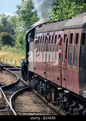 Locomotiva e carrozze tirando fuori di sheringham stazione ferroviaria nord Inghilterra NORFOLK REGNO UNITO Foto Stock