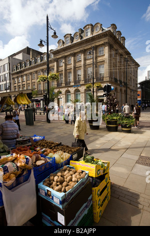 Regno Unito Tyne and Wear Sunderland city centre Fawcett Street shopper Foto Stock