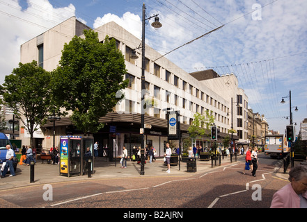 Regno Unito Tyne and Wear Sunderland city centre Fawcett Street shopper Foto Stock