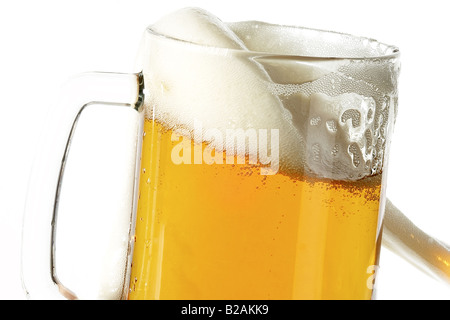 La birra in vetro su uno sfondo bianco Foto Stock