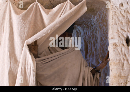 Sacerdote copto in Endalgheda chiesa rupestre, Etiopia. Foto Stock