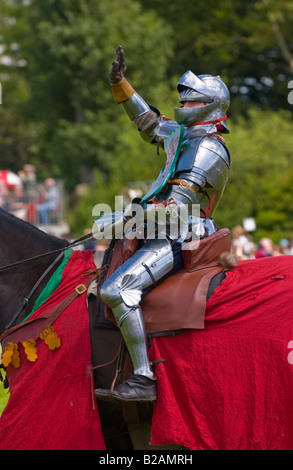 Cavaliere armato a cavallo preparazione alla giostra a Tewkesbury Festival medievale Worcestershire UK UE Foto Stock