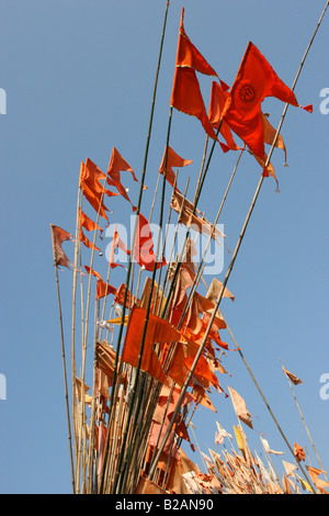 Bandiere di preghiera in un tempio vicino Kudal Maharashtra India Foto Stock