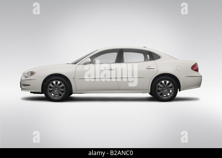 2008 Buick LaCrosse CXL in bianco - Driver Profilo laterale Foto Stock