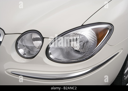 2008 Buick LaCrosse CXL in bianco - Faro anteriore Foto Stock