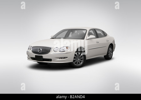 2008 Buick LaCrosse CXL in bianco - Vista anteriore angolare Foto Stock