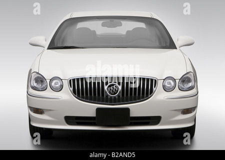 2008 Buick LaCrosse CXL in bianco - Bassa/ampia parte anteriore Foto Stock