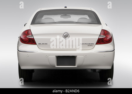 2008 Buick LaCrosse CXL in bianco - Bassa/ampia parte posteriore Foto Stock