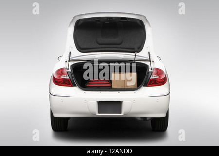 2008 Buick LaCrosse CXL in bianco - i sostegni di trunk Foto Stock