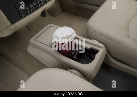 2008 Buick LaCrosse CXL in bianco - Portabicchieri con Prop Foto Stock