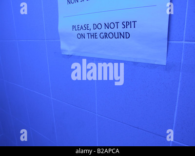 Si prega di non sputare sul segno di massa in un bagno pubblico Foto Stock