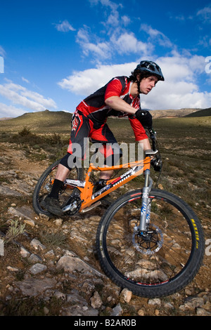 Mountain Biker in sella alla velocità sul sentiero roccioso Foto Stock