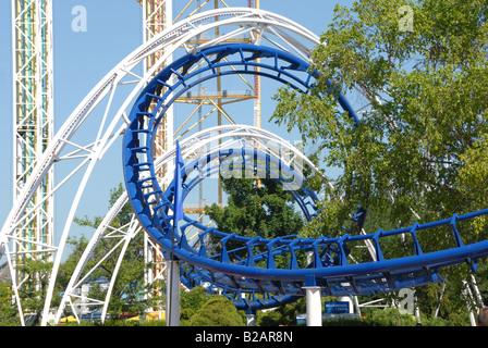 Un cavatappi rollercoaster ride. Foto Stock