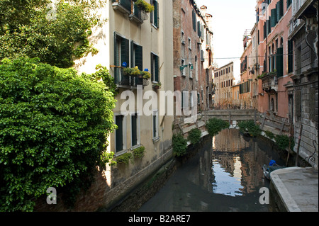 Sgangherato vecchio ponte sul Canal, Venezia Foto Stock