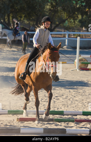 9 anno vecchia ragazza di equitazione Foto Stock