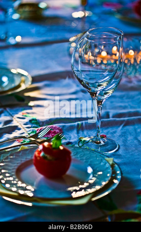 La cena messa in tavola con spliting bicchieri di vino Foto Stock