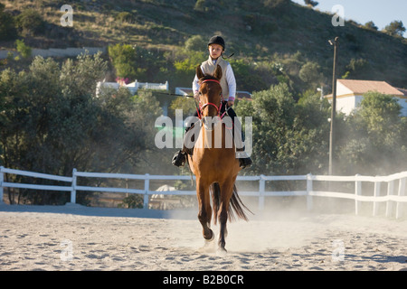 9 anno vecchia ragazza di equitazione Foto Stock