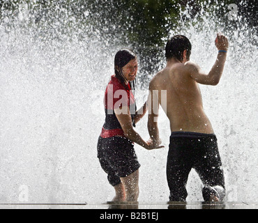Ragazzi raffreddare in una fontana in una calda giornata estiva, Middlesbrough, Regno Unito. Foto Stock