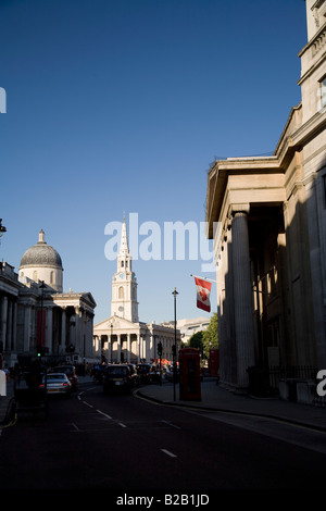 La vista verso il basso Pall Mall verso Trafalgar Square tardo pomeriggio d'estate, Londra Foto Stock