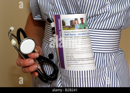 Annuncio di lavoro pubblicazione nella tasca uniforme di un membro della professione medica Foto Stock