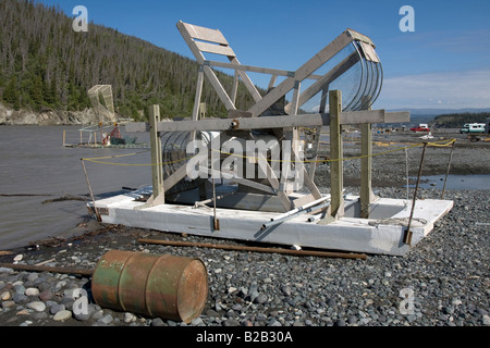 Ruota di pesca a terra, per automatizzare la cattura del salmone nel fiume di rame nei pressi di chitina, Alaska. Foto Stock