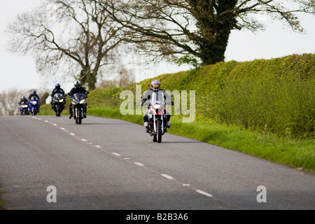 Motociclisti sulla strada di campagna Stow on the Wold Oxfordshire, Regno Unito Foto Stock