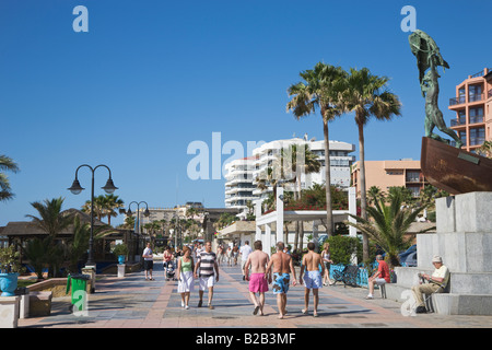 Torremolinos Provincia di Malaga Costa del Sol Spagna La Carihuela beach promenade con monumento ai pescatori del Mediterraneo Foto Stock