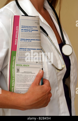 Annuncio di lavoro pubblicazione nella tasca uniforme di un membro della professione medica Foto Stock