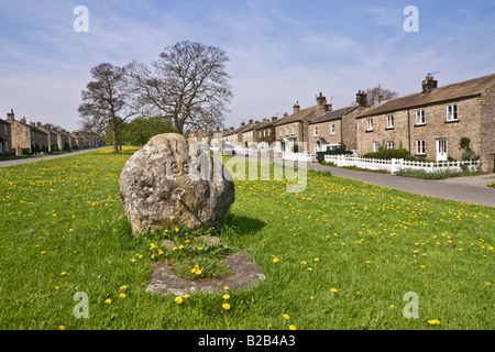 Rubinetto di acqua boulder sul villaggio verde a Oriente Witton, North Yorkshire Foto Stock