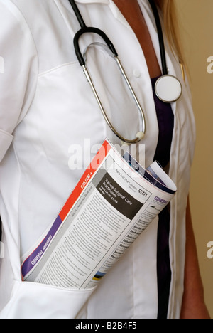 Annuncio di lavoro pubblicazione nella tasca uniforme di un membro della professione medica Foto Stock