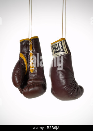 Coppia di Marrone Pelle marrone vintage Everlast guantoni da pugilato appeso con stringhe Foto Stock