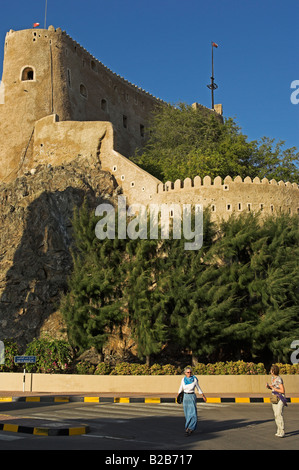 Storico Fort Mutrah e pareti nella città vecchia di Muscat Oman Foto Stock
