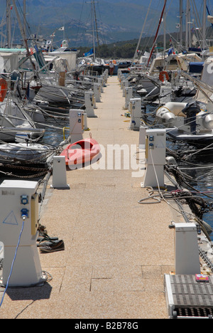 Barche di lusso moared presso il porto di Calvi in Corsica del Nord Foto Stock