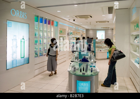 Sfavillante high end boutique di moda Orbis attira i clienti con le sue luminose incontaminate e interni visualizza hygenic Foto Stock