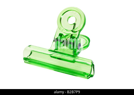 Colore verde carta in plastica clip su sfondo bianco Foto Stock