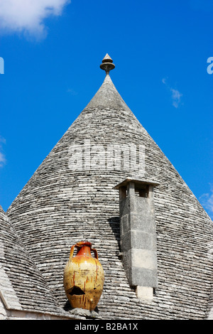 Tipico cono forma di tetto nella zona unica di Trulli di Alberobello ,bari, puglia,Italia che è un patrimonio mondiale dell UNESCO Foto Stock