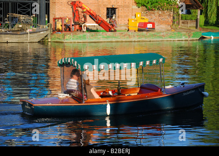 Giovane crociera sul lancio dei pattini sul Fiume Tamigi, Henley-on-Thames, Oxfordshire, England, Regno Unito Foto Stock